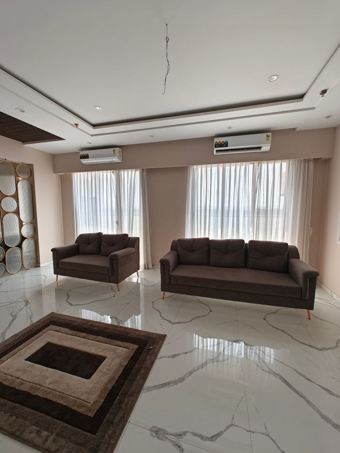 Spacious modern living room featuring elegant sofas and chic decor for a refined ambiance.
